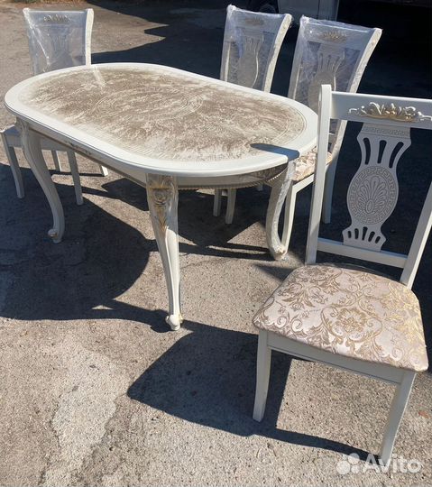 Стол Роза и стулья Версачи