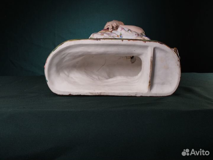 Фарфоровая статуэтка 