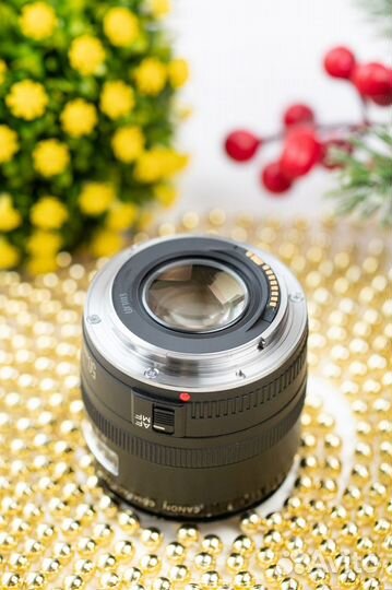 Canon EF 50mm f/2.5 Compact Macro