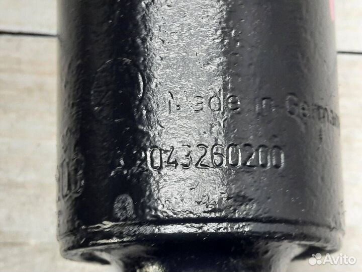 Амортизатор задний Mercedes W204