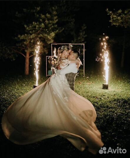 Тяжелый дым, искрометы, конфетти