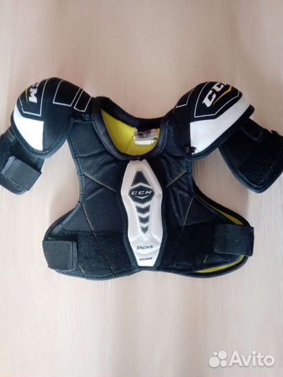 Шорты хоккейные, нагрудник, щитки