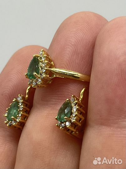 Золотой комплект с бриллиантами и изумрудом