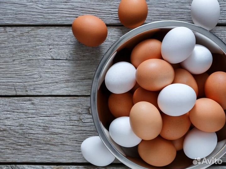 Яйца домашние, белые и красные
