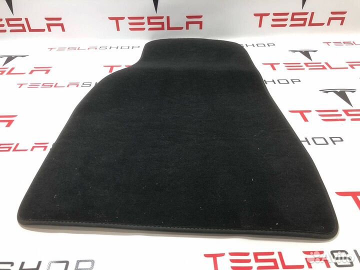 Коврик салона передний правый Tesla Model X 2019