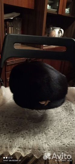 Мужская шапка и женская