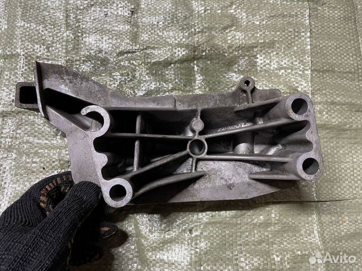 Кронштейн двигателя правый Skoda Fabia 2001г 1.4