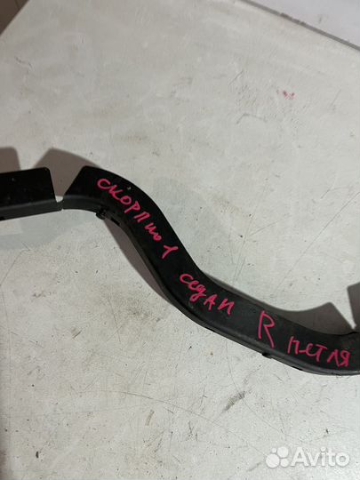 Накладка правой петли крышк багажника Ford Scorpio