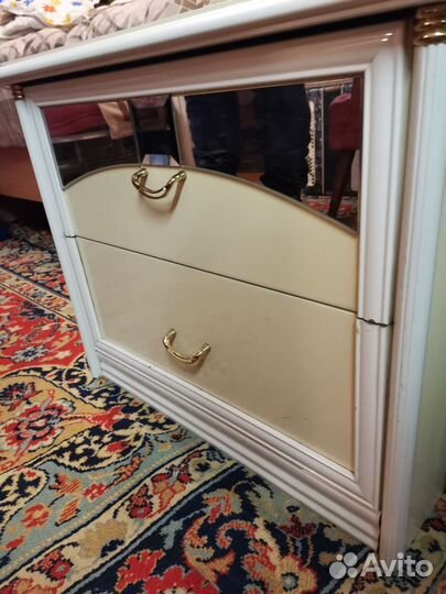 Тумбочка прикроватная белая