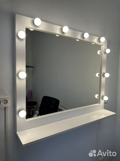 Гримерное зеркало с лампочками