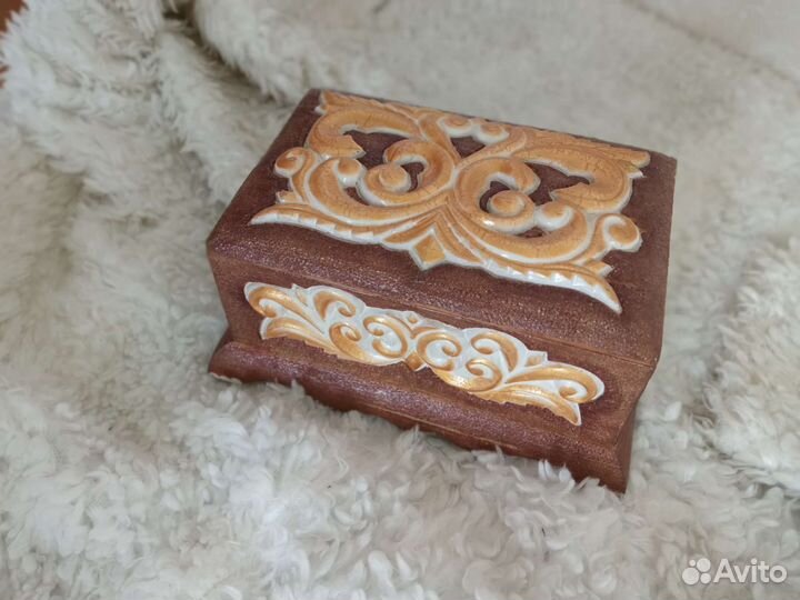 Деревянная шкатулка