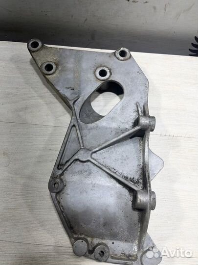 Кронштейн компрессора кондиционера Mercedes-Benz