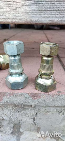 Шпильки, футорки, гайки