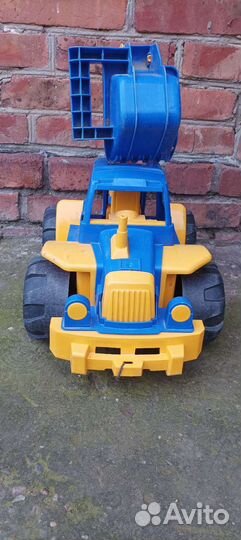 Трактор игрушка
