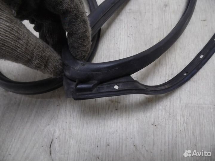 Уплотнитель двери задней правой Mitsubishi Lancer