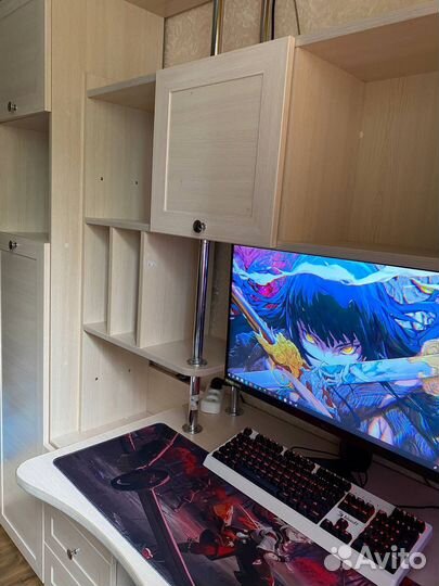 Компьютерный стол с полками