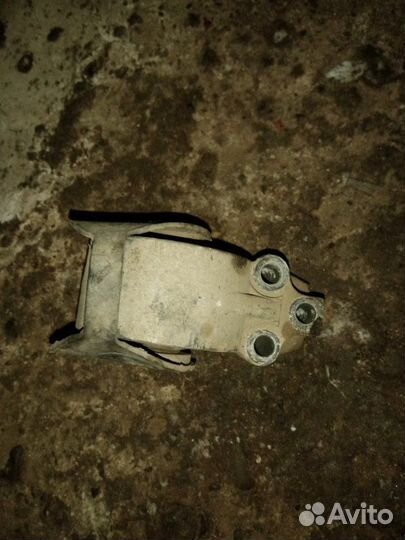 Подушка кпп Mitsubishi Carisma 4G92 2002