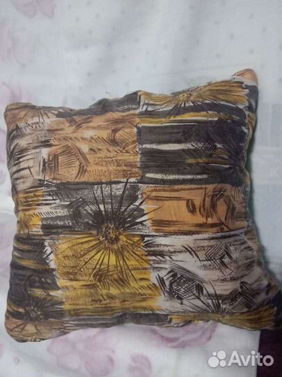 Вышетая крестиком подушечка