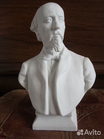 Фарфоровые статуэтки и два блюда на стену