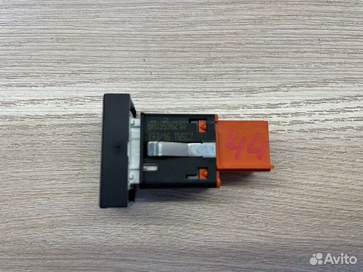 Кнопка обогрева заднего стекла Volkswagen Polo