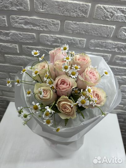 Розы с ромашками букет