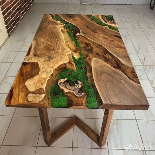 Обеденный стол река