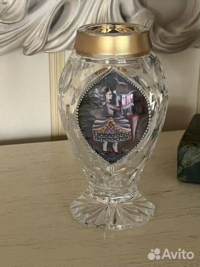 Стекло с эмалевой росписью