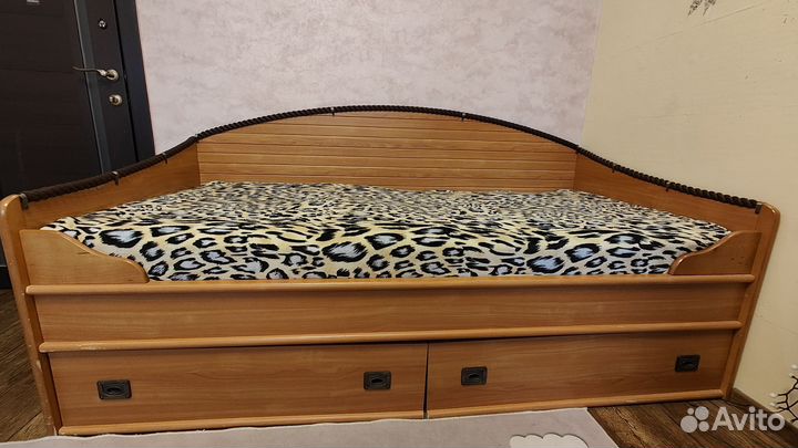 Кровать с матрасом