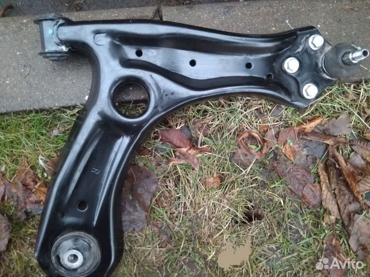 Рычаг передний правый Поло Седан 2010/11