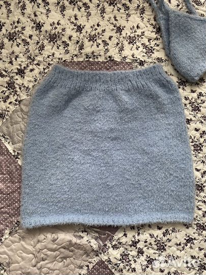 Пушистый вязаный костюм, топ на бретельках и юбка