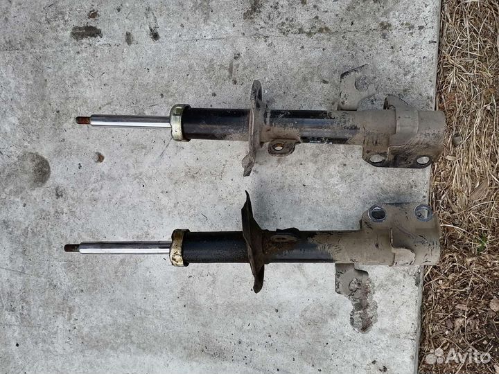 Стойки передние Nissan Wingroad Y12