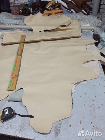 Остатки натуральной бежевой кожи