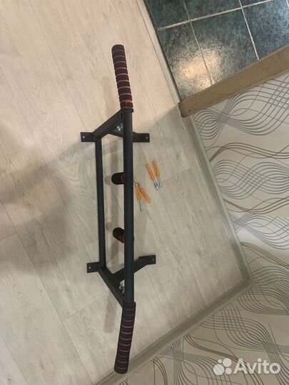 Турник настенный