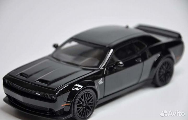 Модель автомобиля Dodge Challenger SRT