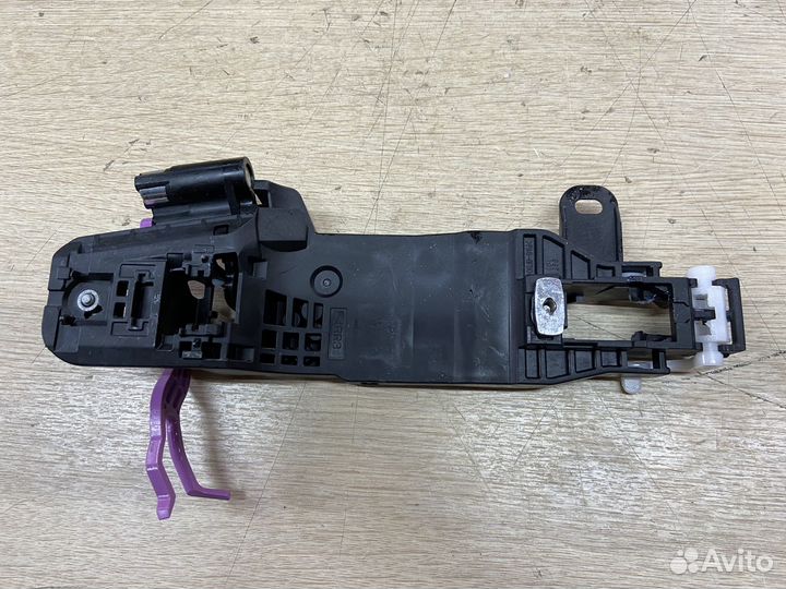 Кронштейн ручки двери задней правой Toyota Rav4 50