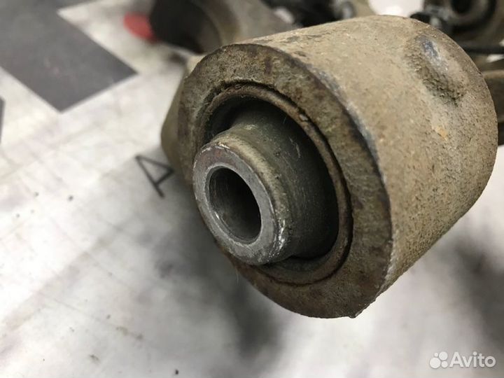 Цапфа задняя левая Suzuki Escudo TD54W J20A 2006