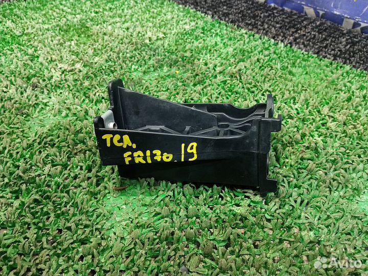 Крепление решетки бампера переднего правое Toyota