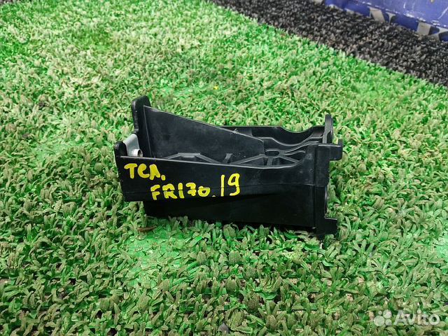 Крепление решетки бампера переднего правое Toyota