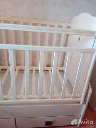 Детская кроватка с маятником и ящиком