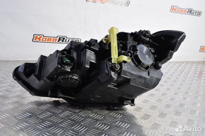 Б/У Фара правая Genesis G70 2017-2021 92102G9100