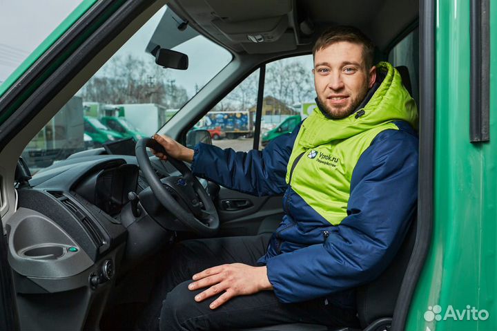 Водитель на автомобиле компании