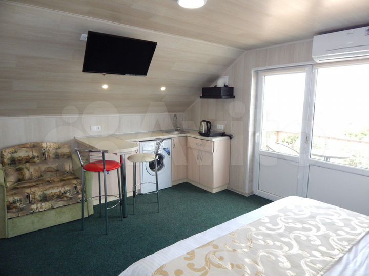 Комната 18 м² в 8-к., 1/3 эт.