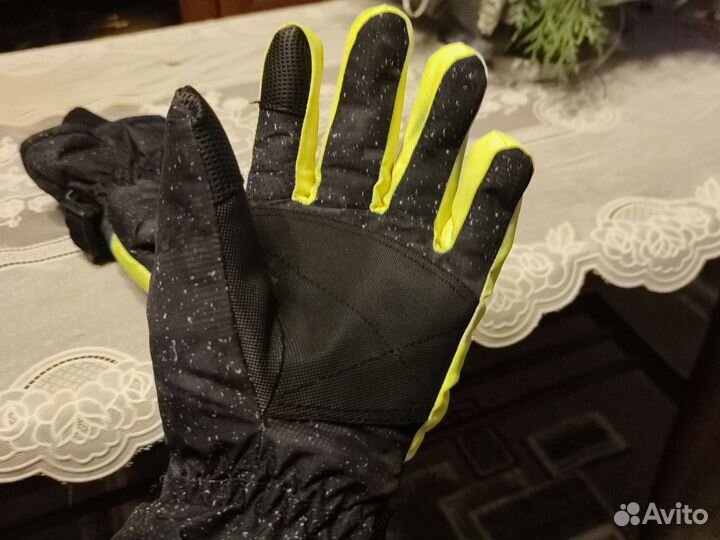 Горнолыжные перчатки