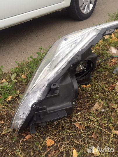 Фара передняя левая Toyota prius
