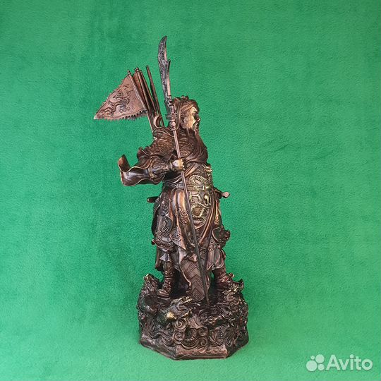 Бронзовая статуэтка Гуань с флагами. Фен-шуй
