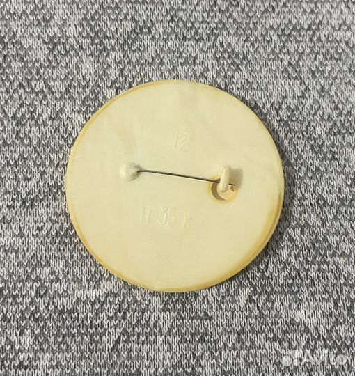 Значок времен СССР - Дед Мороз на ковре самолете