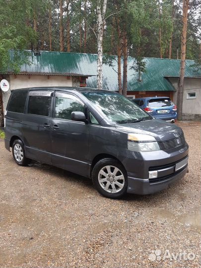 Toyota Voxy 2.0 AT, 2002, 306 000 км