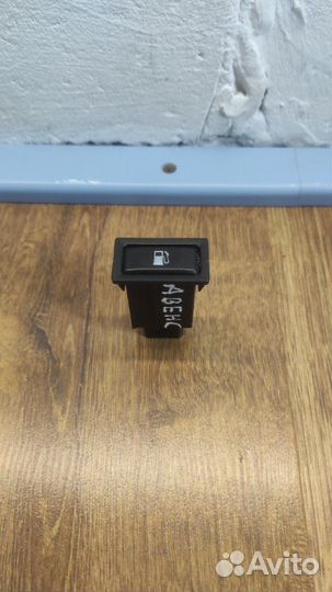 Кнопка открывания бензобака Toyota Avensis T250