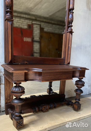 Антикварное зеркало с консольным столиком