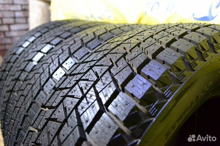 Bridgestone Blizzak DM-V1 215/70 R17